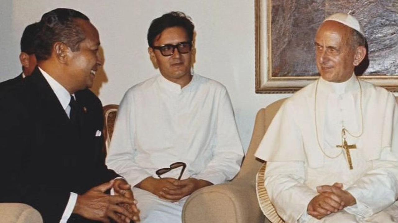 Dalam sebuah unggahan di akun instagram @perfectlifeid, Sri Paus Paulus VI dan Presiden Soeharto tampak akrab dalam sebuah pertemuan.