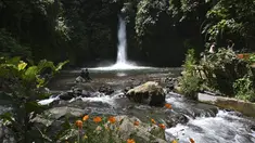 Orang-orang mengunjungi Air Terjun Sengkuang, salah satu tempat wisata di Kepahiang, Provinsi Bengkulu pada 1 Mei 2021. Air Terjun Sengkuang masih sangat indah, asri serta suasana lokasi tersebut masih sunyi dan cocok untuk pengunjung yang ingin mencari ketenangan. (ADEK BERRY / AFP)