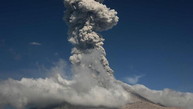 Aktivitas Gunung Sinabung yang kembali memuntahkan asap dan abu vukanik ke udara di Karo, Sumatera Utara, (18/1). Gunung api berstatus Awas level 4 itu kembali erupsi dengan semburan abu vulkanik setinggi 3.500 meter. (AFP Photo/YT Haryono)