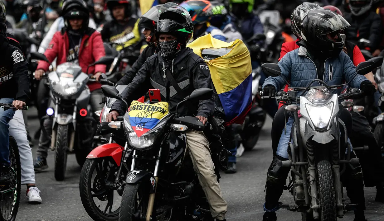 Pengendara sepeda motor mengambil bagian dalam protes terhadap kenaikan harga bahan di Bogota, Kolombia, Rabu (12/10/2022). Selain kenaikan harga bahan bakar dan kenaikan asuransi wajib pihak ketiga, aksi ini juga memprotes perlakuan buruk yang dirasakan oleh polisi. (AP Photo/Ivan Valencia)
