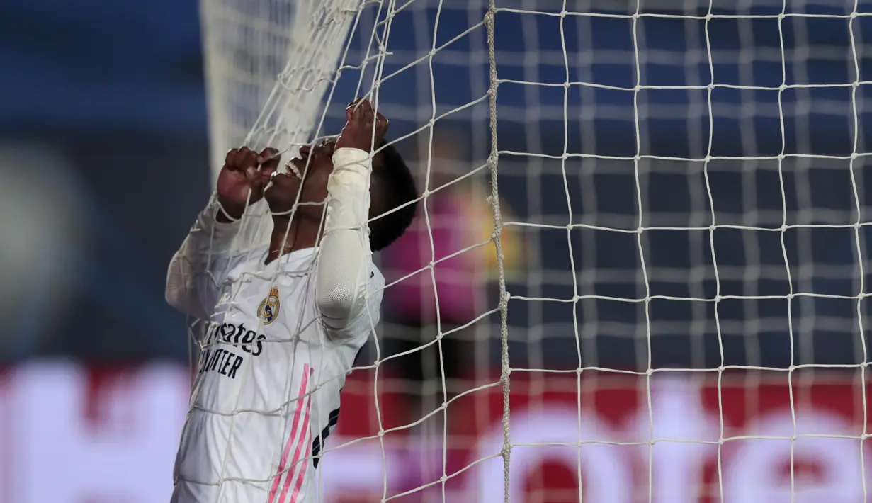 Reaksi penyerang Real Madrid, Vinicius Junior saat menjamu Atalantadalam leg kedua babak 16 besar Liga Champions di Estadio Alfredo di Stefano, Rabu (17/3/2021) dini hari WIB. Real Madrid mengalahkan Atalanta 3-1 dan berhak ke perempatfinal dengan agregat 4-1. (AP Photo/Bernat Armangue)