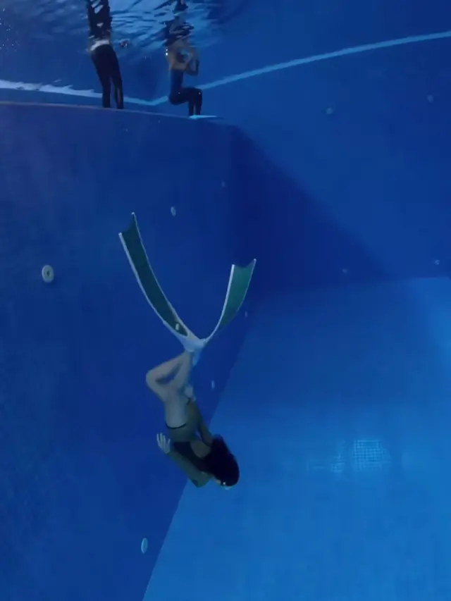 Potret Prilly Latuconsina asyik free diving (credit: https://www.instagram.com/prillylatuconsina96/).