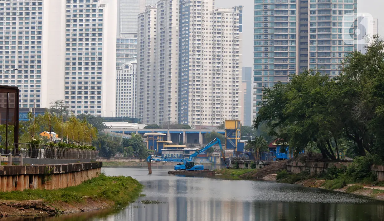 Pengerukan menggunakan empat ekskavator pada area waduk seluas 3,2 hektar. (Liputan6.com/Angga Yuniar)