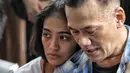 Aktor Tio Pakusadewo merangkul anak perempuannya, Risa saat menunggu sidang  kasus penyalahgunaan narkoba di Pengadilan Negeri Jakarta Selatan, Kamis (28/6). Sidang beragenda pembacaan pledoi oleh Tio. (Liputan6.com/Faizal Fanani)