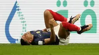 Pemain Prancis, Kylian Mbappe mengeram kesakitan setelah berebut bola dengan pemain Maroko, Sofyan Amrabat saat laga semifinal Piala Dunia 2022 yang berlangsung di Al Bayt Stadium, Qatar, Rabu (14/12/2022) waktu setempat. (AP Photo/Martin Meissner)