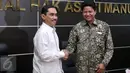 Kepala BNPT Komjen Suhardi Alius berjabat tangan dengan Ketua Komnas HAM, Imdadun Rahmat ketika mendatangi kantor Komnas HAM di Jakarta, Rabu (3/8). Kedatangan Suhardi guna membahas penanggulangan terorisme dan HAM. (Liputan6.com/Johan Tallo)