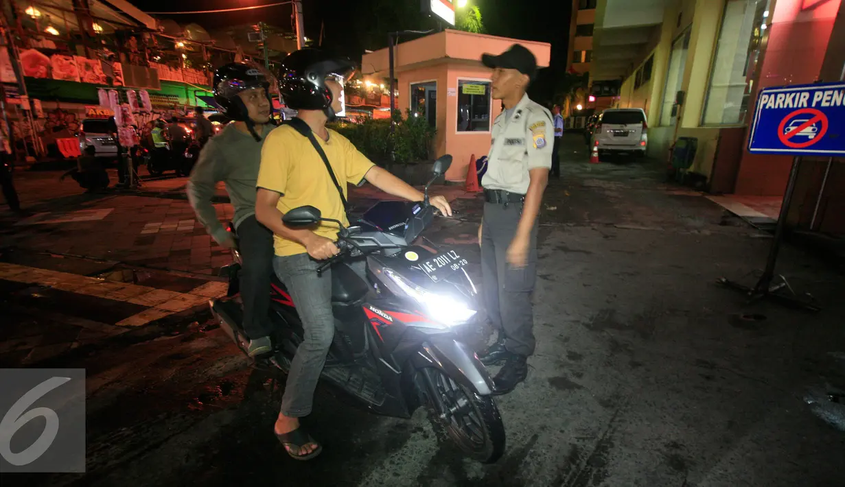 Petugas memberitahu kepada warga yang hendak parkir di kawasan pendestrian Malioboro, Senin (4/4). Penjagaan dilakukan untuk mengantisipasi kendaraan yang parkir di kawasan pendestrian yang telah ditutup sejak hari ini. (Liputan6.com/Boy Harjanto)