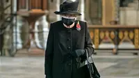 Ratu Elizabeth II melihat kuburan Prajurit Tak Dikenal selama kebaktian untuk menandai seratus tahun pemakaman Prajurit Tak Dikenal menjelang Remembrance Sunday di Westminster Abbey di London pada 4 November 2020. (AARON CHOWN / AFP / POOL / PA WIRE)