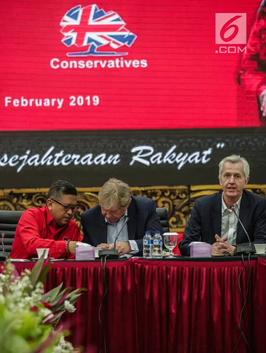 Delegasi Partai Konservatif Inggris Nick De Bois (kanan) memberi sambutan saat berkunjung ke Kantor DPP PDIP, Menteng, Jakarta, Selasa (19/2). Pertemuan membahas isu-isu aktual. (Liputan6.com/Faizal Fanani)