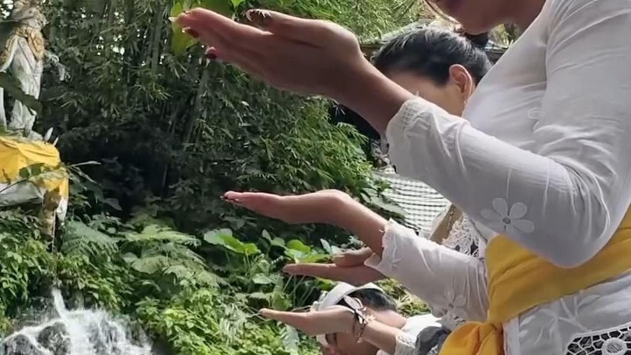 6 Potret Marion Jola Jalani Melukat di Bali Bareng Warga Lokal