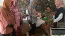 Natasha Rizki saat kunjungan Wardah ke RSIA Kemang, Jakarta Selatan, Kamis (8/12). Dalam memperingati hari ibu, ia akan memberikan apresiasi para ibu yang baru saja mempertaruhkan nyawanya saat melahirkan. (Nurwahyunan/Bintang.com)