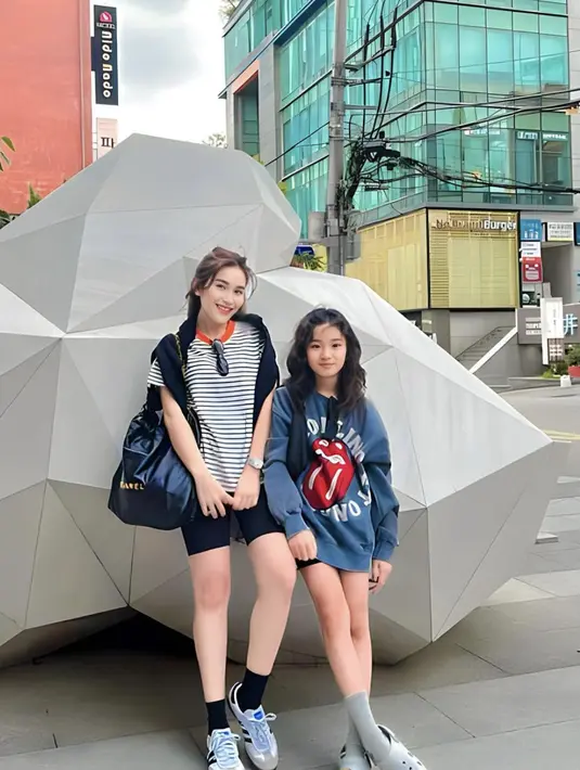 Keduanya selalu bergaya kompak di segala kesempatan. Mengenakan bicycle pants dan oversized shirt, keduanya tampil kompak dan menggemaskan. [Foto: Instagram/ Ayu Ting Ting]