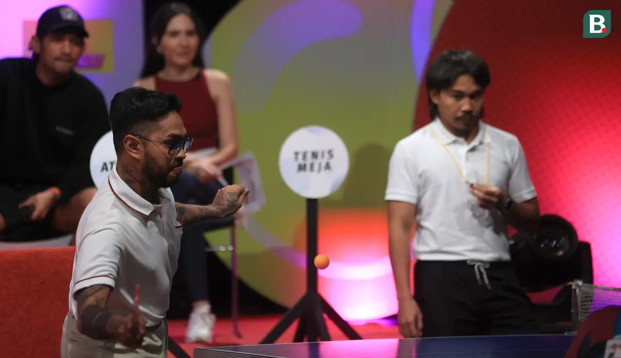 Artis, Onadio Leonardo (kiri), menunjukan kebolehannya bermain tenis meja disela-sela sesi konferensi pers Turnamen Olahraga Selebriti Indonesia (OSI) yang berlangsung di SCTV Tower, Jakarta, Selasa (4/7/2023). (Bola.com/Ikhwan Yanuar)