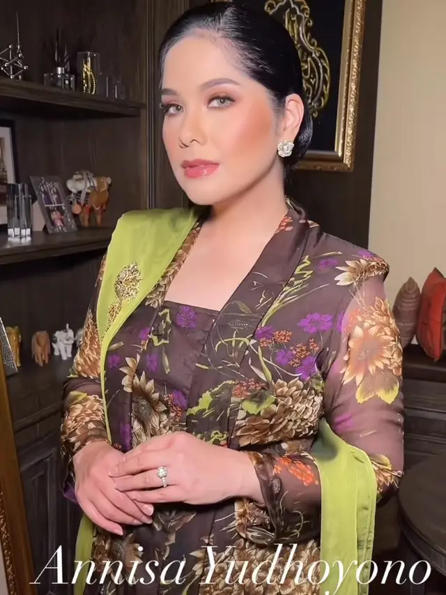 Potret Tampilan Annisa Pohan Hadiri HUT Bhayangkara ke-79, Anggun Berkebaya Floral