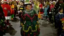 Seorang wanita mengenakan kostum pohon Natal menari saat mengikuti parade tahunan di La Paz, Bolivia (24/11). Mereka mengenakan kostum bertema Natal dalam dunia dongeng. (AP Photo/Juan Karita)