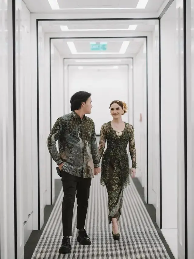 Pesona Kebaya Istri Para Artis Indonesia (Instagram/@mahaliniraharja)