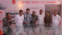 (Ki-ka) Presiden Jokowi dan Gubernur Basuki Tjahaja Purnama mendengarkan penjelasan maket proyek pembangunan Light Rail Transit (LRT) dari Dirut Adhi Karya Kiswodarmawan pada Groundbreaking LRT Indonesia, Jakarta, Rabu (9/9). (Liputan6.com/Faizal Fanani)