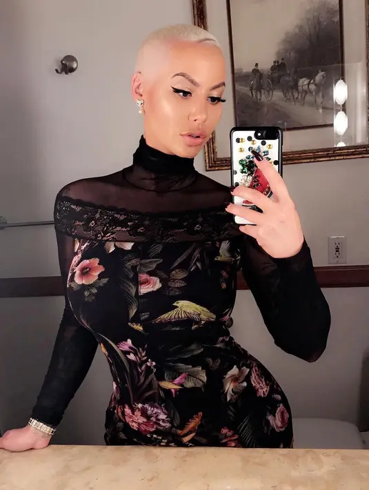 Tak lupa, ia pun mengajak para penggemarnya untuk mengajarkan cinta pada generasi mendatang. (instagram/amberrose)