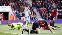 Pemain Chelsea, Eden Hazard, saat mencetak gol kedua Chelsea ke gawang AFC Bournemouth dalam laga Liga Inggris di Stadion Vitality, Bournemouth, Sabtu (23/4/2016). (Reuters/Peter Nicholls)