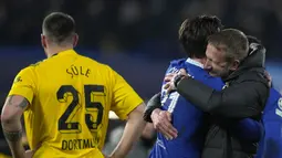 Pelatih Chelsea, Graham Potter memeluk bek Ben Chilwell usai bertanding melawan Borussia Dortmund pada pertandingan leg 2 babak 16 besar Liga Champions di Stamford Bridge, London, Rabu (8/3/2023). Kemenangan ini memastikan langkah Chelsea lolos ke babak delapan besar alias perempat final Liga Champions 2022-2023. Chelsea unggul agregat 2-1 atas Dortmund. (AP Photo/Alastair Grant)