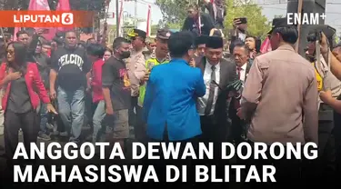 Ricuh! Mahasiswa dan Anggota Dewan Saling Dorong di Blitar