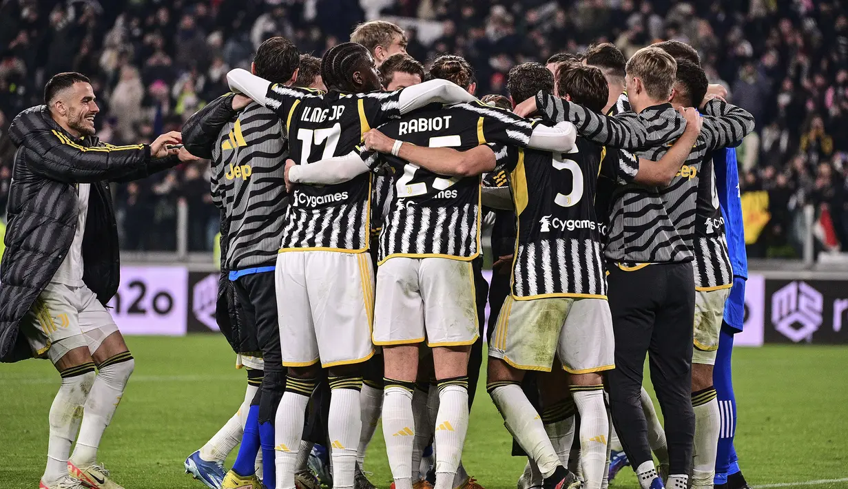 Para pemain Juventus merayakan kemenangan 1-0 atas AS Roma setelah berakhirnya laga pekan ke-18 Serie A Liga Italia 2023/2024 di Allianz Stadium, Turin, Sabtu (30/12/2023) malam waktu setempat. (LaPresse via AP Photo/Marco Alpozzi)