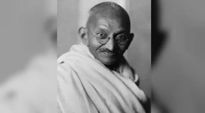 7 Juni 1893, Ghandi memutuskan untuk melawan ketidakadilan dan membela hak-haknya sebagai orang India, serta manusia (Wikipedia).