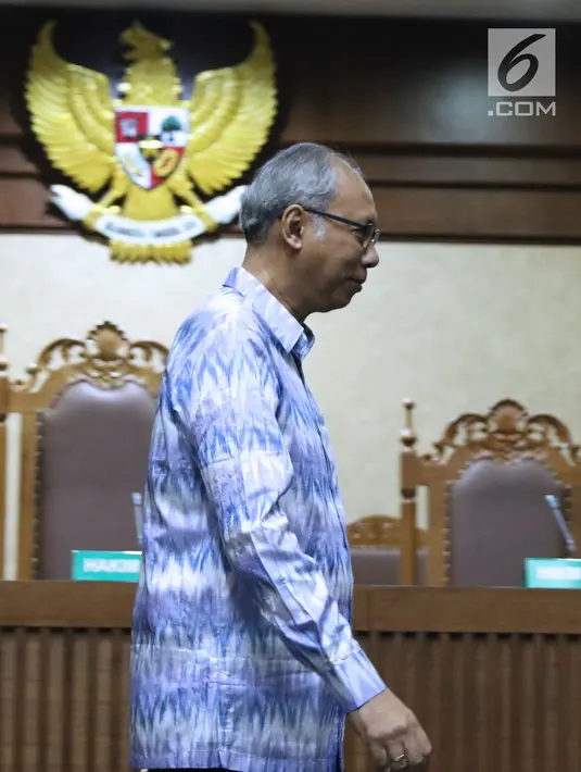 Terdakwa perintangan penyidikan korupsi E-KTP, Bimanesh Sutarjo usai menjalani sidang putusan di Pengadilan Tipikor, Jakarta, Senin (16/7). Sebelumnya, JPU KPK menuntut hukuman enam tahun penjara, denda Rp 300 juta. (Liputan6.com/Helmi Fithriansyah)