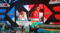 Pemain Indonesia, Sumarandak Ridel alias BenZerRidel bertanding menghadapi pemain Cina, Huang Chenghui alias Lciopdi di nomor final Clash Royale eSports Asian Games 2018 di Britama Arena Jakarta, Jakarta, Senin (27/8). (ANTARA FOTO/INASGOC/Ady Sesotya)