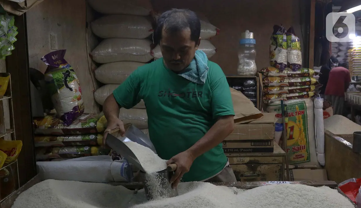 Kenaikan harga beras diduga karena produksi yang berkurang disebabkan terjadinya perubahan iklim yang ekstrim. (Liputan6.com/Herman Zakharia)