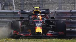 Pembalap Red Bull, Alex Albon, menabrak pembatas dalam sesi latihan kedua F1 Grand Prix Inggris di sirkuit Silverstone, Inggris, Sabtu (1/8/2020). Dalam sesi latihan bebas kedua, Albon menempati urutan kedua dengan catatan waktu satu menit 27,364 detik. (AFP/Bryn Lennon/pool)