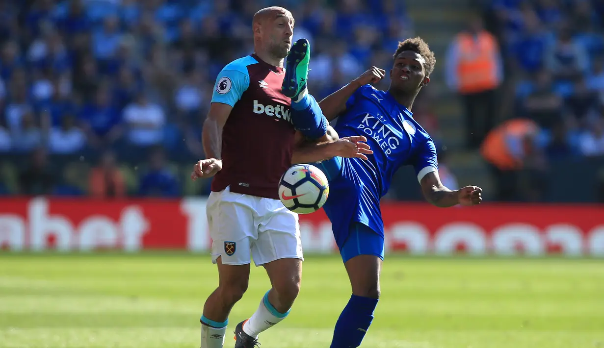 Pemain Leicester City, Demarai Gray (kanan) menghalau bola dari kejaran pemain West Ham,  Pablo Zabaleta pada lanjutan Premier League di King Power Stadium, Leicester, (5/5/2018).  West Ham menang 2-0. (AFP/Lindsey Parnaby)
