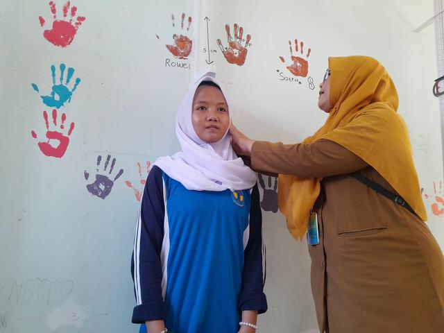 Salah satu siswa SMAN 6 Tangsel mengukur tinggi badan saat CKG Sekolah pada Senin, 4 Agustus 2025. (Dok Benedikta Desideria/Liputan6.com)