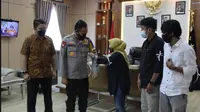 Kapolda Sulawesi Tenggara Irjen Pol Yan Sultra saat penyematan pita putih oleh pengurus AJI Kota Kendari dalam rangka hari kebebasan pers.(Liputan6.com/Ahmad Akbar Fua)