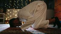 Ilustrasi salat, Iduladha, di rumah. (Photo by Michael Burrows on Pexels)