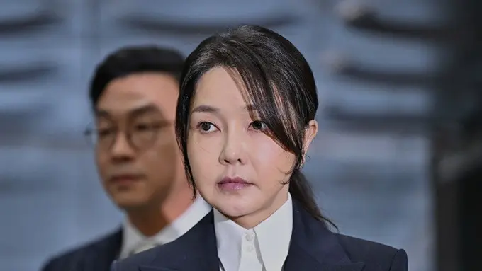 Kim Keon Hee istri mantan Presiden Korea Selatan Yoon Suk Yeol, yang telah dimakzulkan, tiba di pengadilan di Seoul pada Selasa (12/8/2025) untuk menghadiri sidang peninjauan permohonan surat perintah penangkapannya yang diajukan oleh jaksa khusus.