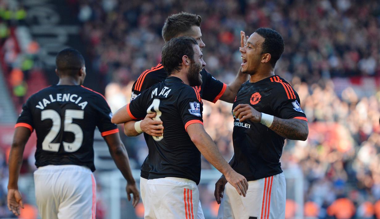 Juan Mata disambut rekannya setelah mencetak gol ketiga MU ke gawang Southampton dalam lanjutan Liga Premier Inggris di Stadion St. Mary, Southampton, Minggu (20/9/2015). (Action Images via Reuters/Tony O'Brien)