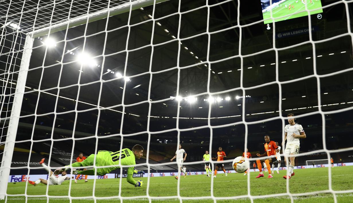 Pemain Shakhtar Donetsk Dodo mencetak gol ke gawang Basel pada pertandingan perempat final Liga Europa di Veltins-Arena, Gelsenkirchen, Jerman, Selasa (11/8/2020). Shakhtar Donetsk menang 4-1. (Lars Baron/Pool Photo via AP)