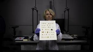 Konservator Israel Antiquities Authority Tanya Bitler menunjukkan fragmen Gulungan Laut Mati baru yang ditemukan di Yerusalem, Selasa (16/3/2021). Arkeolog Israel mengumumkan penemuan puluhan potongan Gulungan Naskah Laut Mati (Dead Sea Scroll) baru yang memuat teks alkitab. (AP/Sebastian Scheiner)