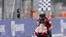 Pembalap Ducati Danilo Petrucci merayakan kemenangannya pada balapan MotoGP Prancis 2020 di Le Mans, Prancis, Minggu (11/10/2020). Danilo Petrucci menjadi yang tercepat disusul Alex Marquez dan Pol Espargaro. (AP Photo/David Vincent)