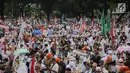 Peserta Aksi 169 Bela Rohingya memadati kawasan Patung Kuda, Jakarta Pusat, Sabtu (16/9). Massa yang datang dari berbagai daerah ini mayoritas memakai baju berwarna putih. (Liputan6.com/Faizal Fanani)