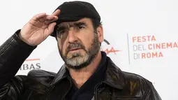 Mantan gelandang MU, Eric Cantona, menghadiri pemutaran film "Les Rois Du Monde" di Roma, Italia, Senin (19/10/2015). (EPA/Claudio Peri)