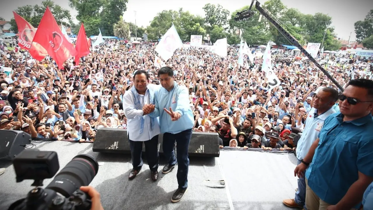 Calon Presiden Prabowo Subianto bersama Maruarar Sirait saat kampanye terbuka di Majalengka, Jawa Barat.