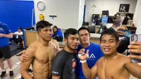 Windri Patilima saat melakukan panggilan video call bersama rekan-rekannya usai sesi sparring partner dalam program MMA Fight Academy di San Diego, Amerika Serikat. (Marco Tampubolon/Liputan6.com)