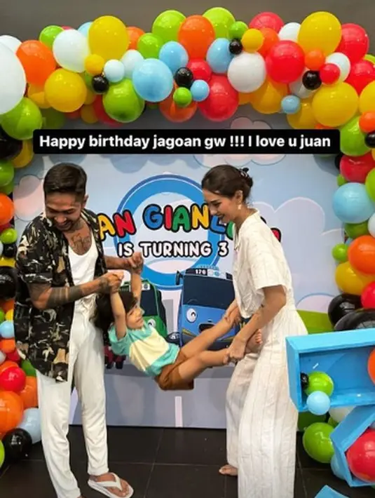 Onadio Leonardo dan Beby juga tampak begitu bahagia melihat sang anak tumbuh besar. (instagram.com/bebyleonardo)