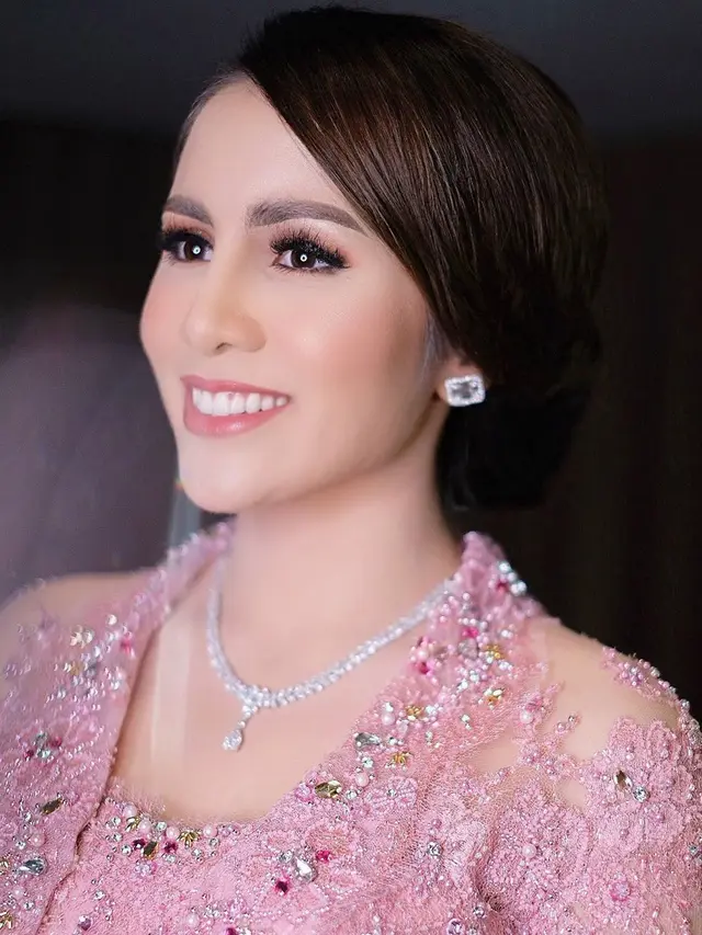 6 Potret Momo Geisha saat Pakai Kebaya, Anggun dan Menawan