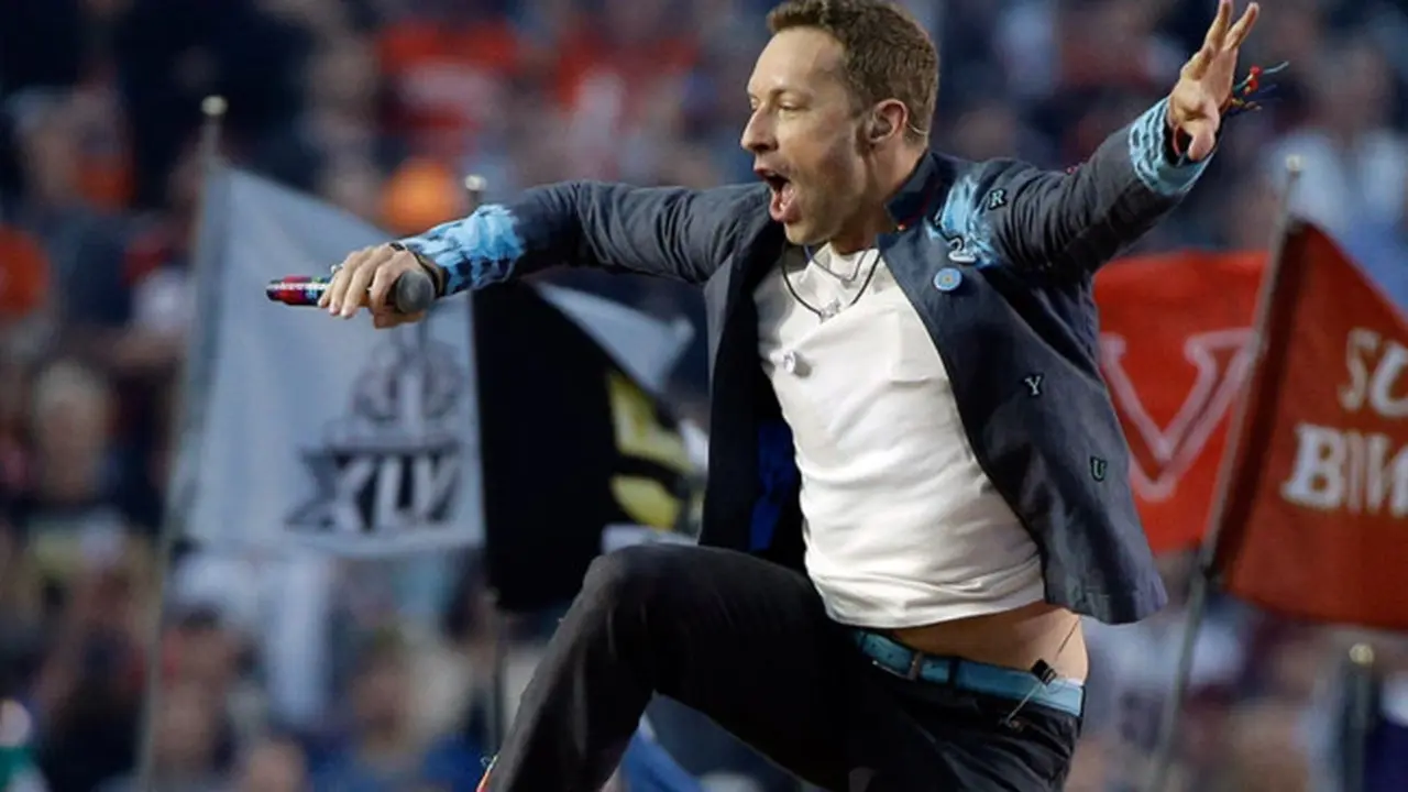 Vokalis utama Coldplay, Chris Martin, tampil selama paruh waktu pertandingan sepak bola NFL Super Bowl 50. (AP Photo)