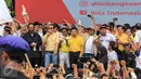 Sejumlah tokoh politik nasional bersiap melepas burung merpati di parade kebudayaan 'Aksi Kita Indonesia' di Bundaran HI Jakarta, Minggu (4/12). Pelepasan burung merpati itu simbol perdamaian dalam keberagaman bangsa Indonesia. (Liputan6.com/Fery Pradolo)