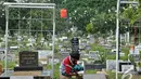 Penghilangan jasa keamanan di kawasan Taman Pemakaman Umum (TPU) ibu kota.  mulai diberlakukan awal Januari 2015, Jakarta, Minggu (11/1/2015). (Liputan6.com/Miftahul Hayat)