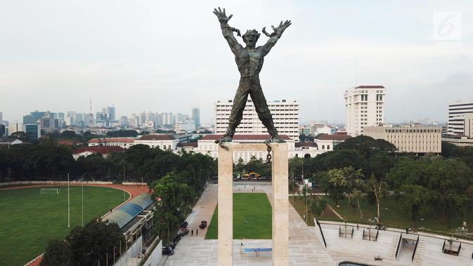 Pemandangan revitalisasi Monumen Pembebasan Irian Barat dari ketinggian di Lapangan Banteng, Jakarta Rabu, (11/4). Revitalisasi ini ditargetkan selesai akhir April 2018. (Liputan6.com/Fery Pradolo)